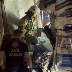 kocaelide zincirleme kaza 1 olu 2 surucu tutuklandi pECGc9HV