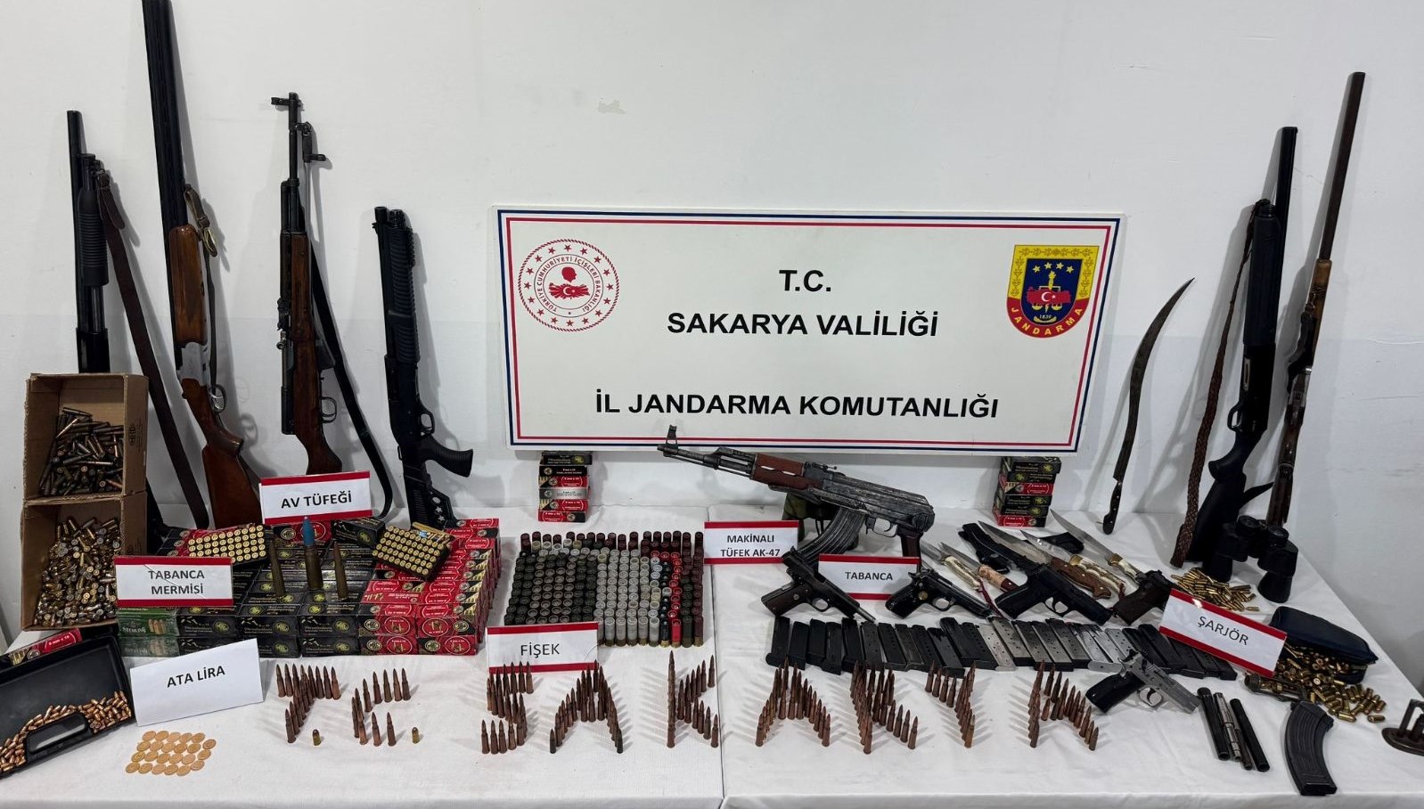 ev degil cephanelik uzun namlulu silahlar ve binlerce mermiyakalandi T95asAxH