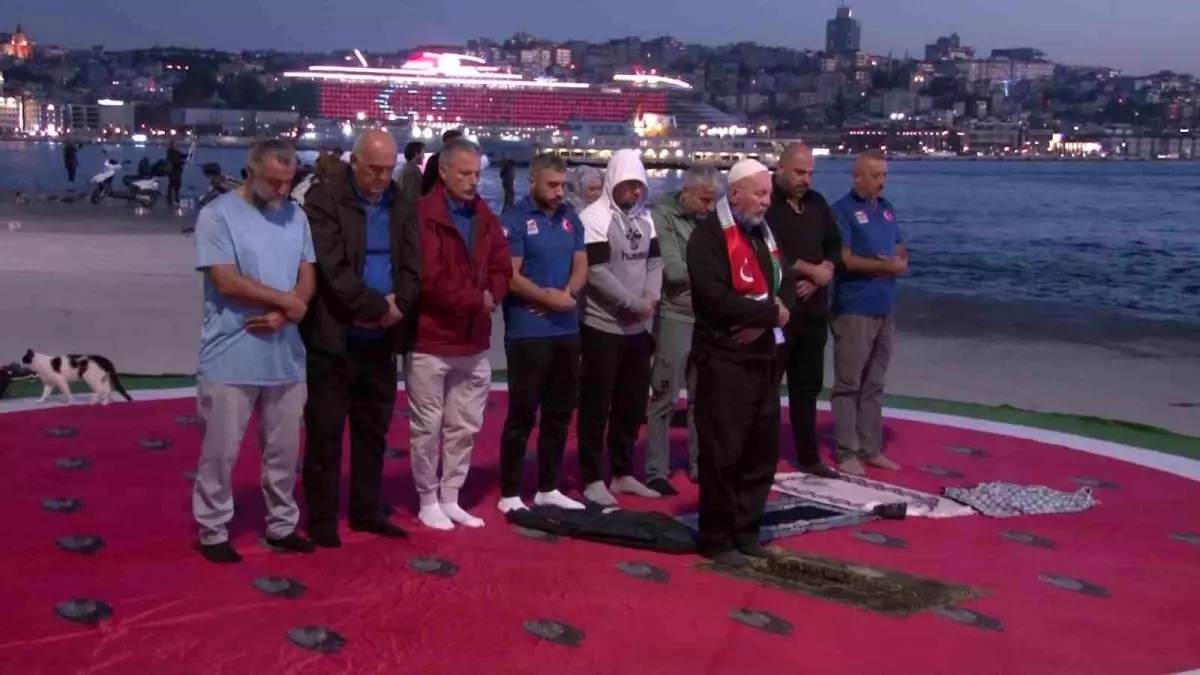 yuzuculerden gazzeye destek kulaclari DefSFtwt