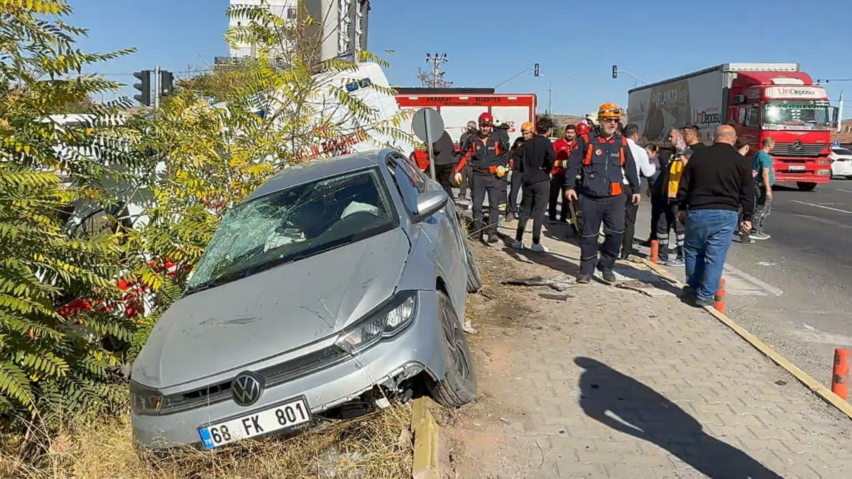 aksarayda hastaneye giden doktorun araci ile hasta tasiyan ambulans carpisti zcyO6f2Y.jpg