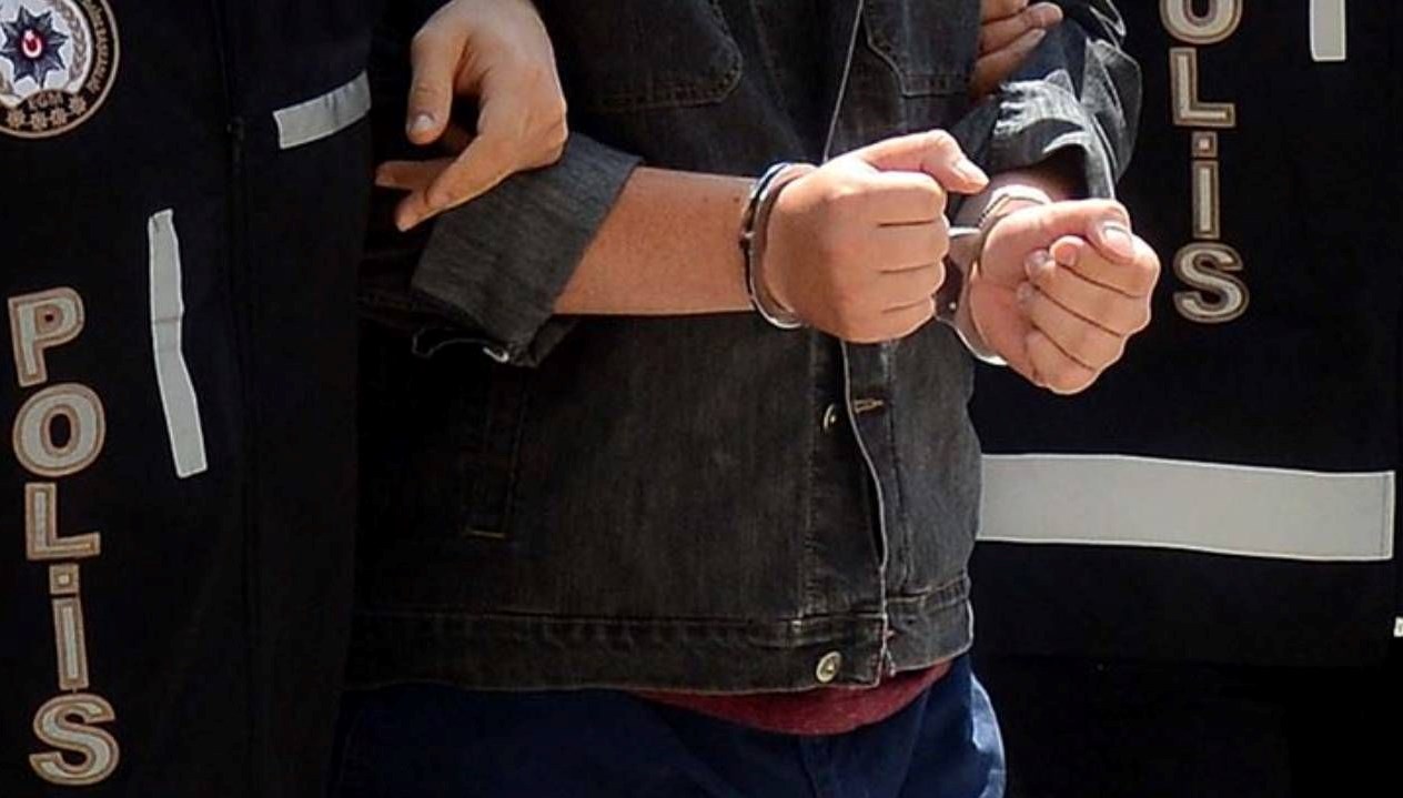 elindeki posetten silahlar cikti tutuklandi 6DzxFmxn.jpg