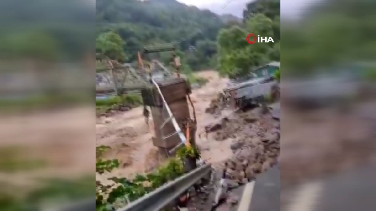 hindistanda siddetli yagislar 18 can aldi kU3DbhKm