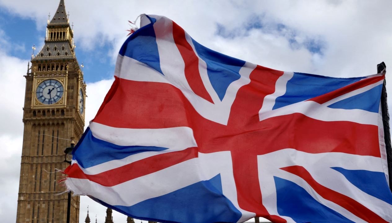 ingilteredecamiye saldiri icinde iki kisi varken atese verdiler D2UzXRIX