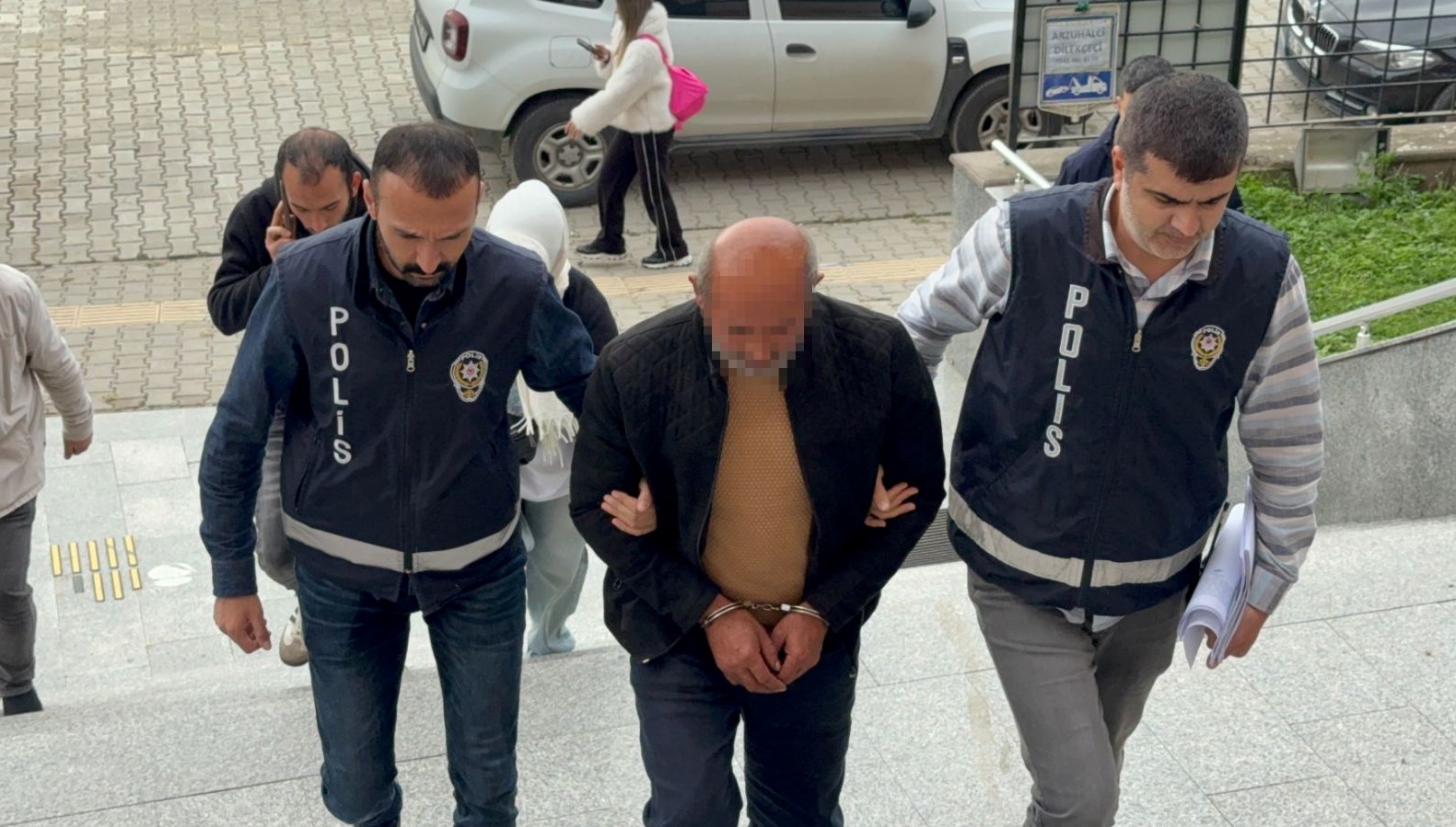 kiralik aracla kaza yapan oglu yuzunden banka soydu myiJ7XHq.jpg