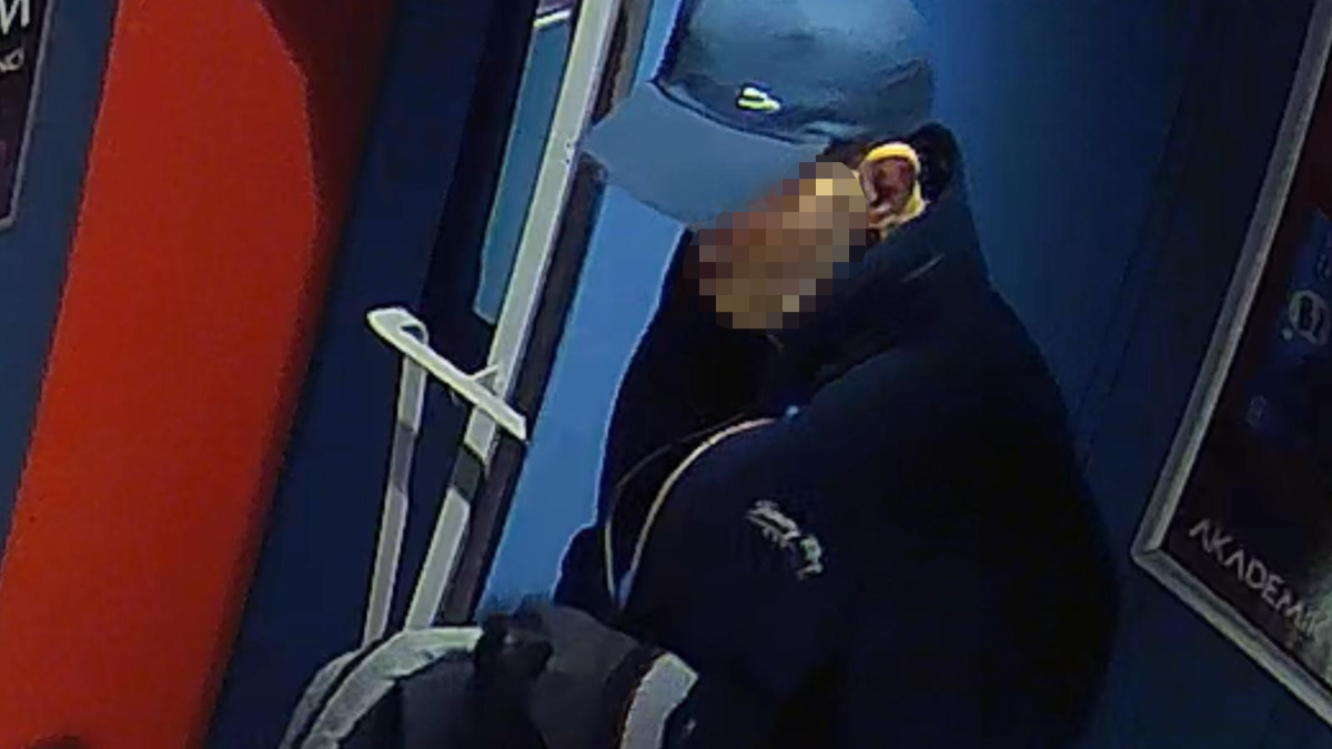 istanbulda piskin hirsiz guvenlik kamerasinda CQ8wgEUe.jpg