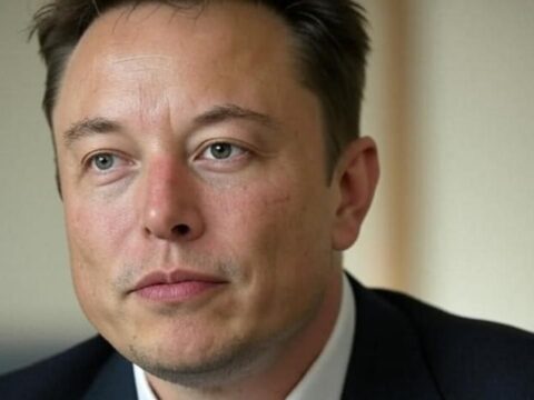 Elon Musk Ay’da uydu fabrikası ve mancınık sistemi kurmak istiyor