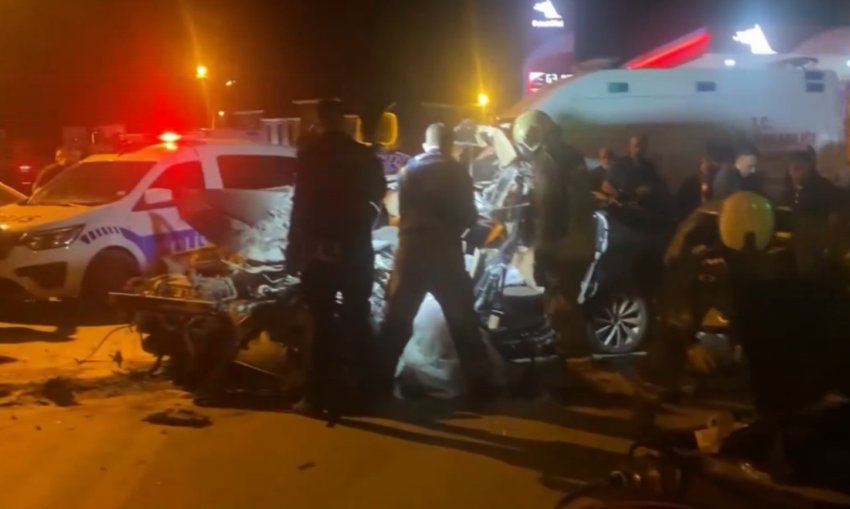 Otomobil duran kamyona çarptı. Feci kazada 3 kişi öldü, 1 yaralı