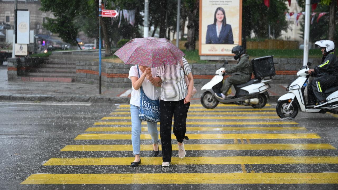 AKOM peş peşe uyarı: İstanbul’da 3 gün boyunca sürecek! Cumartesiye dikkat… Haber gorseli