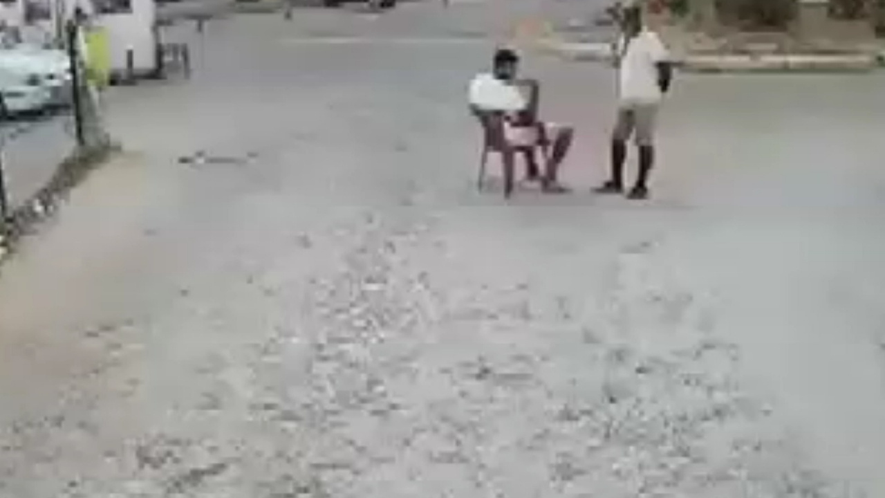 Sokak ortasında dehşet! Birbirlerini bıçakladılar, o anlar kamerada! Haber gorseli