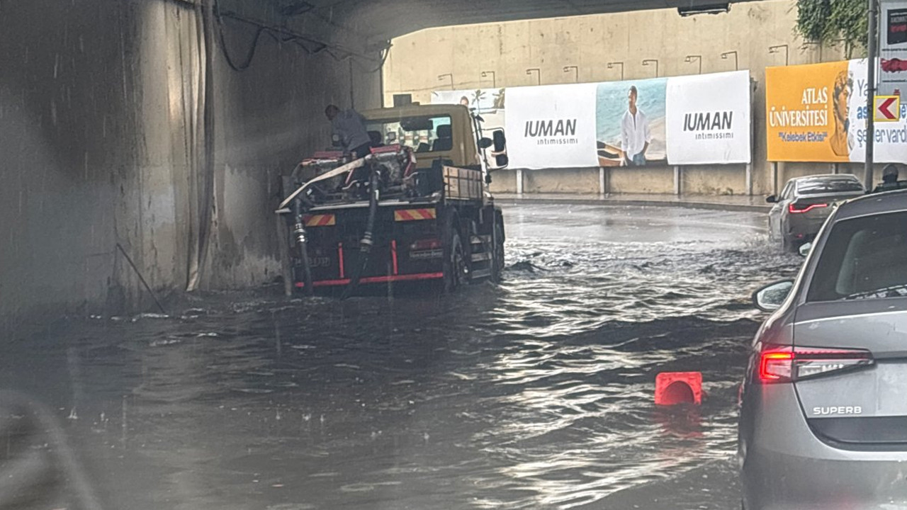 Zincirlikuyu alt geçidini su bastı: Aşırı yağmur İstanbul’u felç etti Haber gorseli